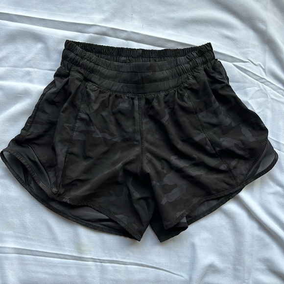 Black camo lululemon women’s hotty hot shorts 4” - Picture 1 of 2